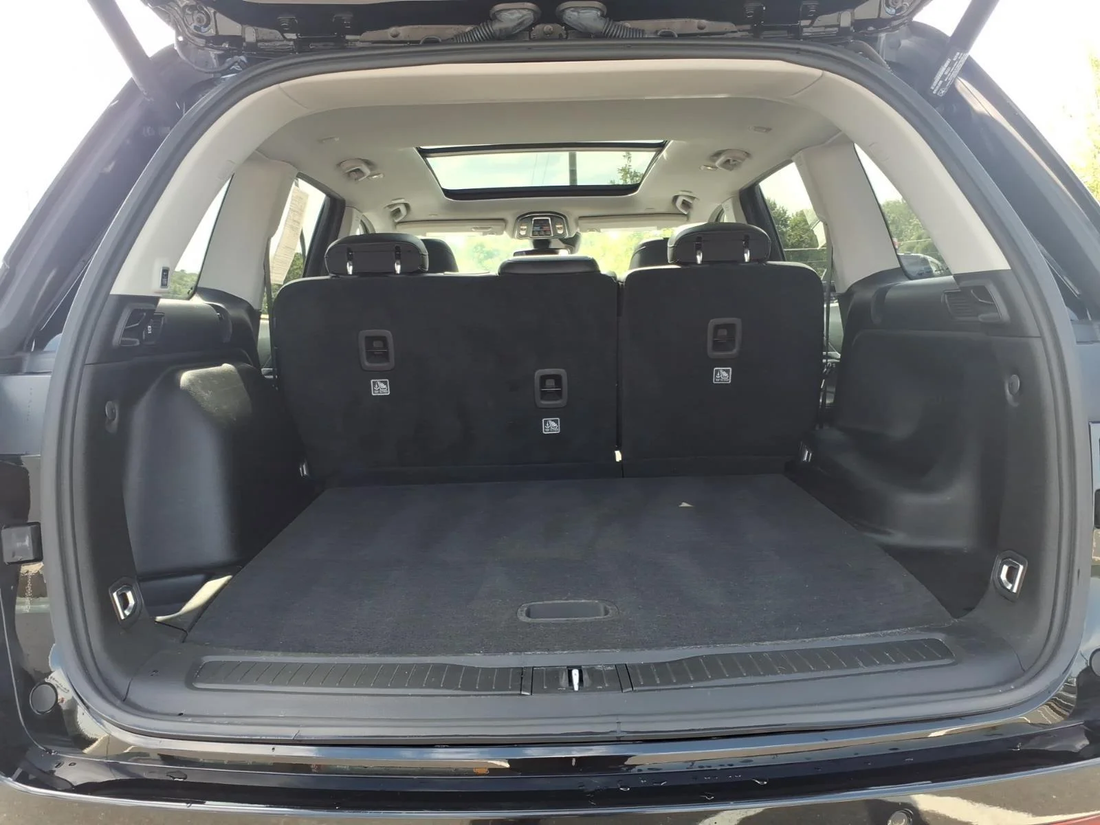 Used 2023 Diamond Black Crystal Pearlcoat Jeep Limited image 33
