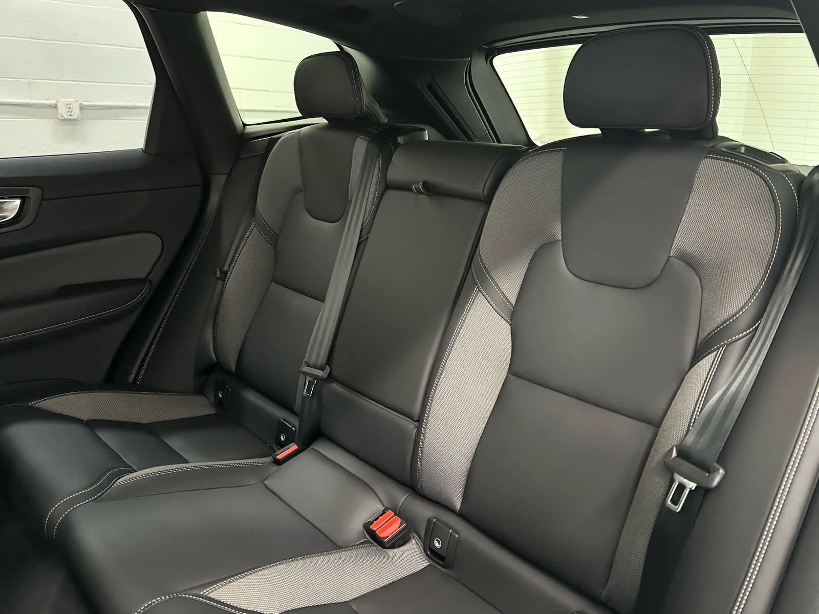 Used 2025 Onyx Black Metallic Volvo Ultra image 16