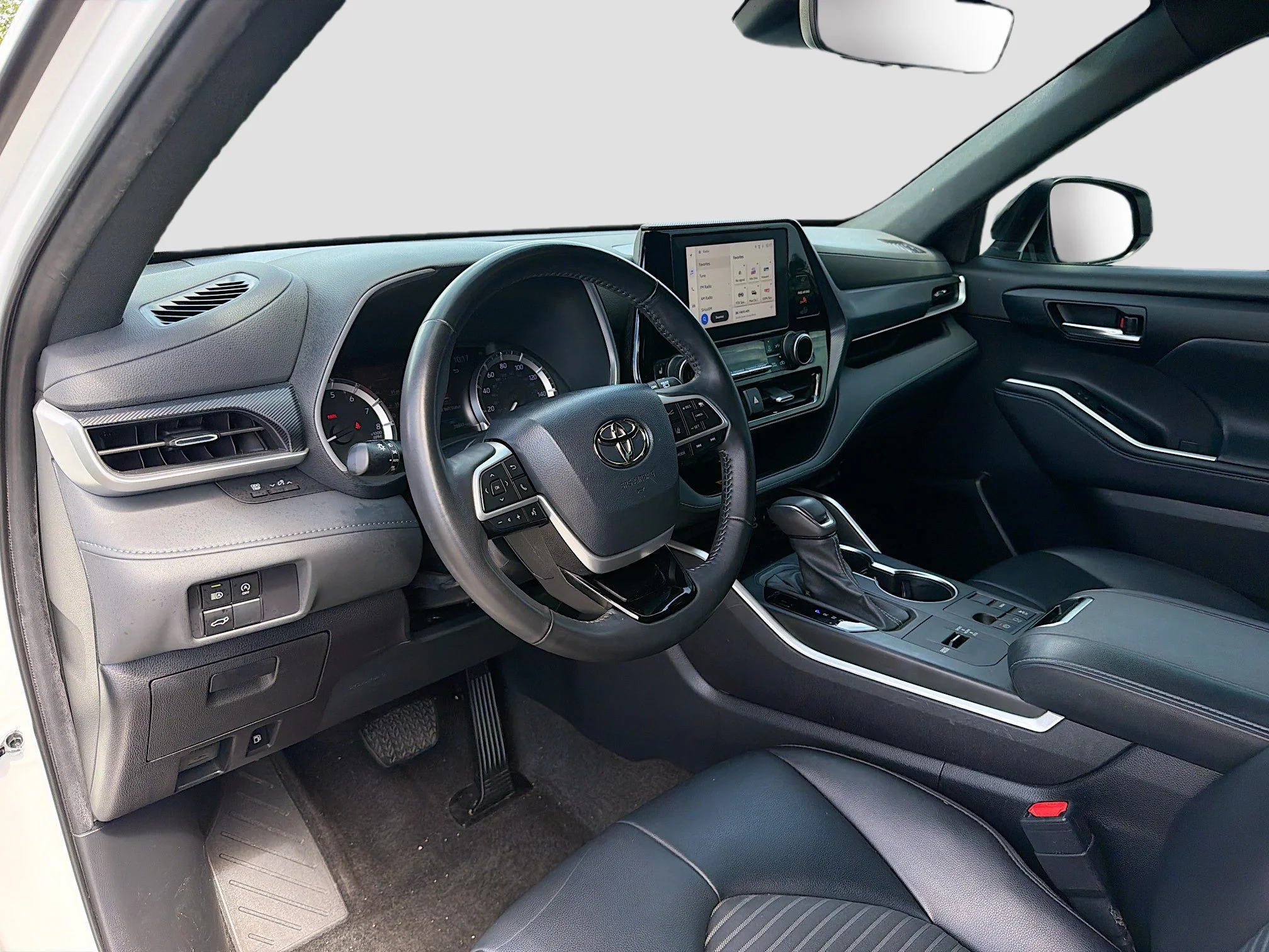 Used 2023 Pearl Toyota XSE image 27