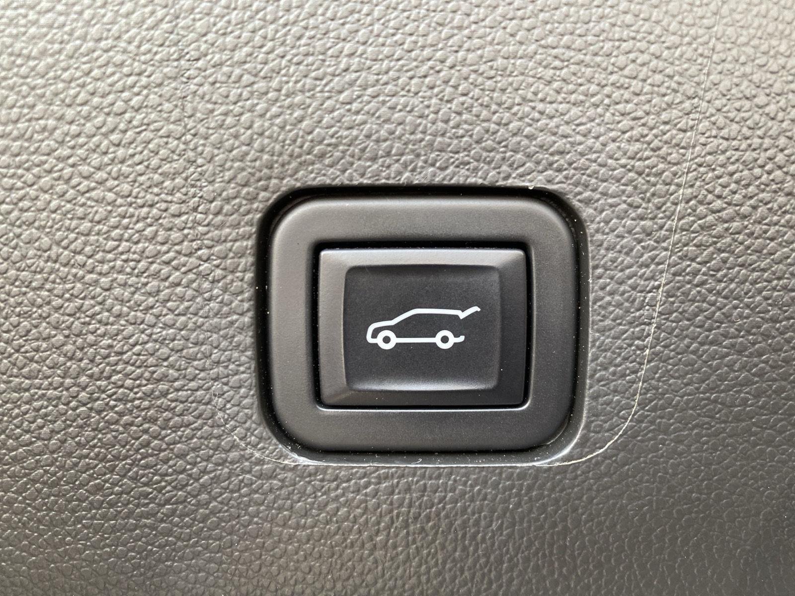 Used 2023 Iridescent Pearl Tricoat Chevrolet High Country image 8