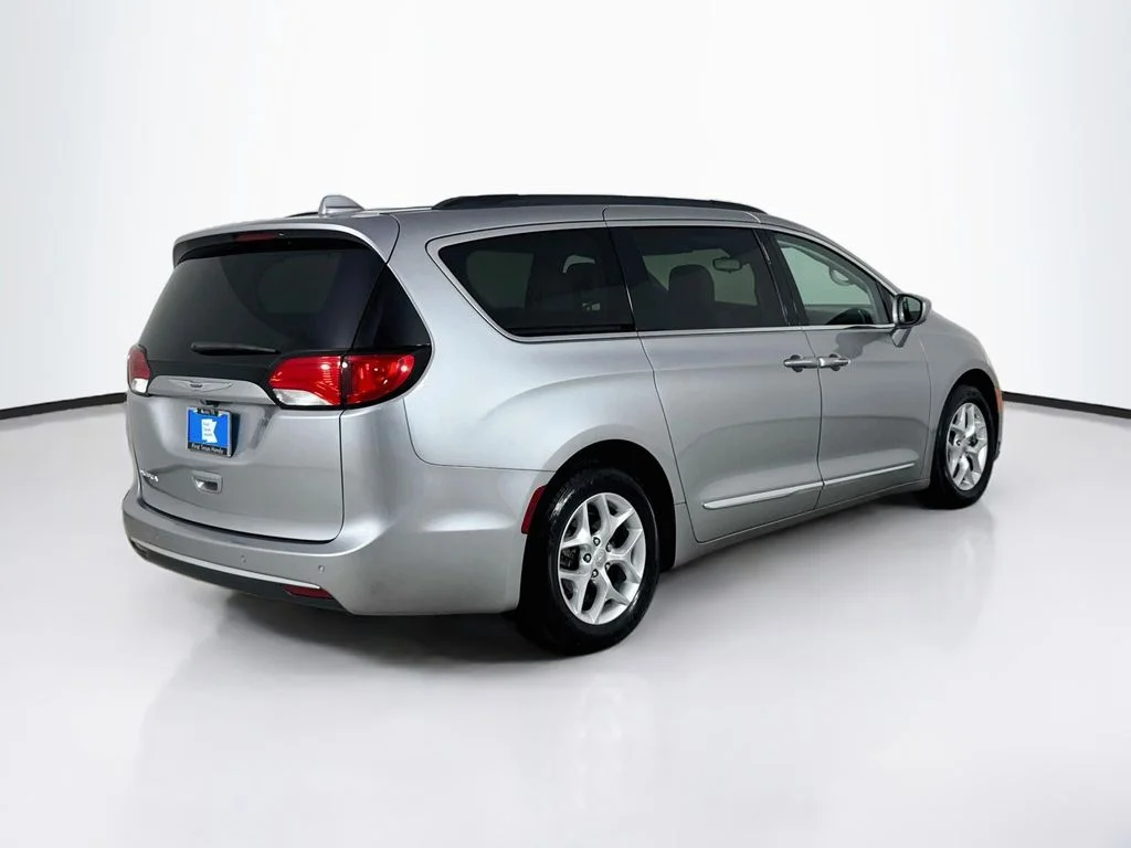 Used 2017 Billet Silver Metallic Clearcoat Chrysler Touring L image 8