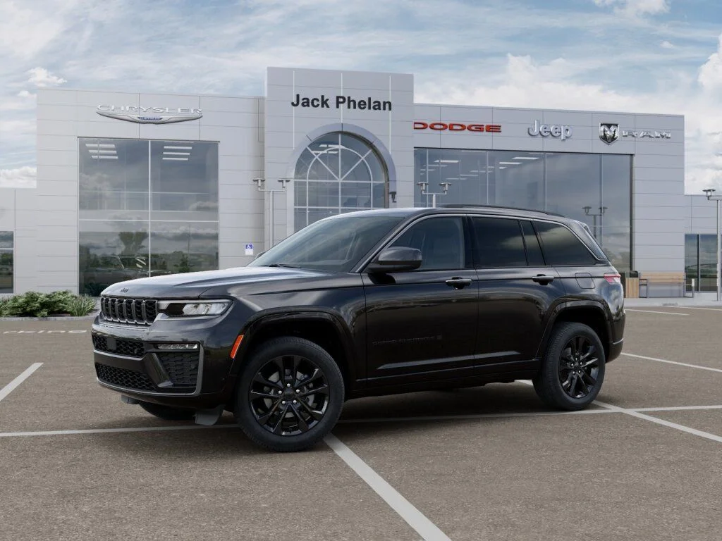 New 2026 Diamond Black Crystal Pearl-Coat Exterior Paint Jeep Limited image 2