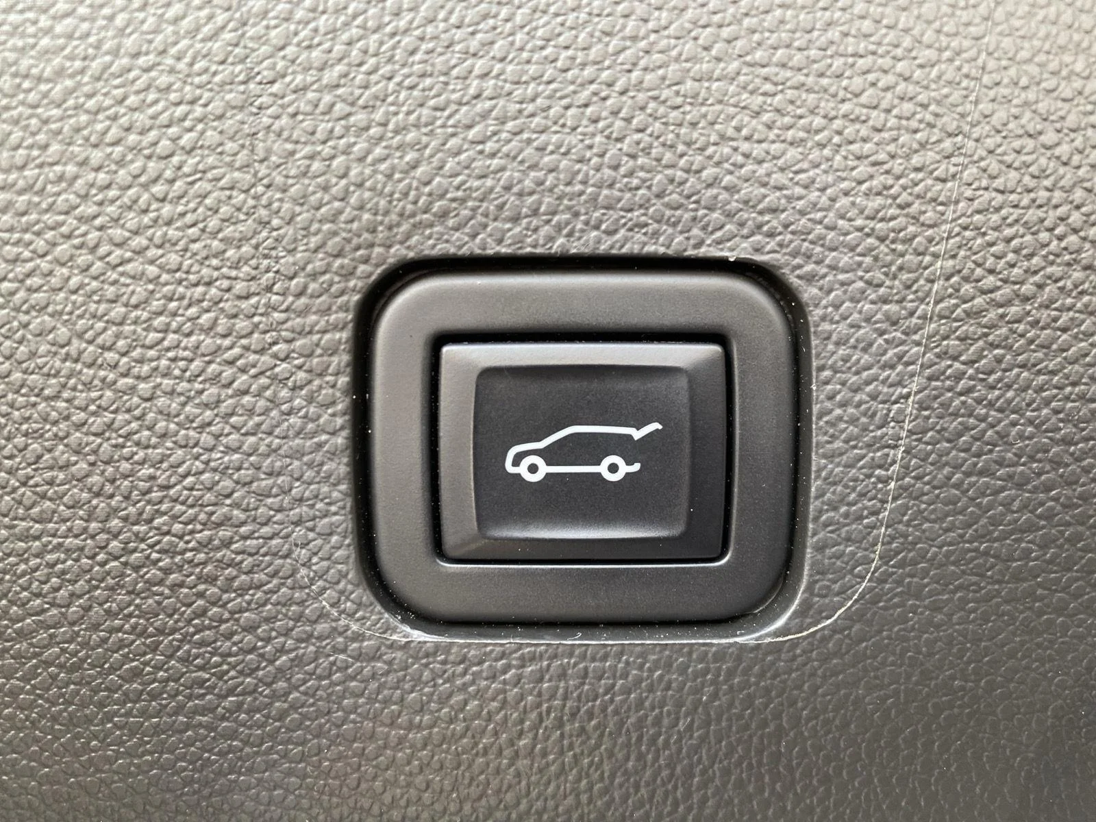 Used 2023 Iridescent Pearl Tricoat Chevrolet High Country image 8