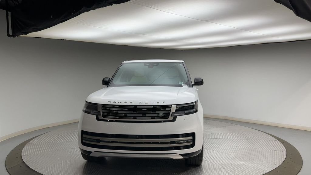Used 2025  Land Rover SE image 7