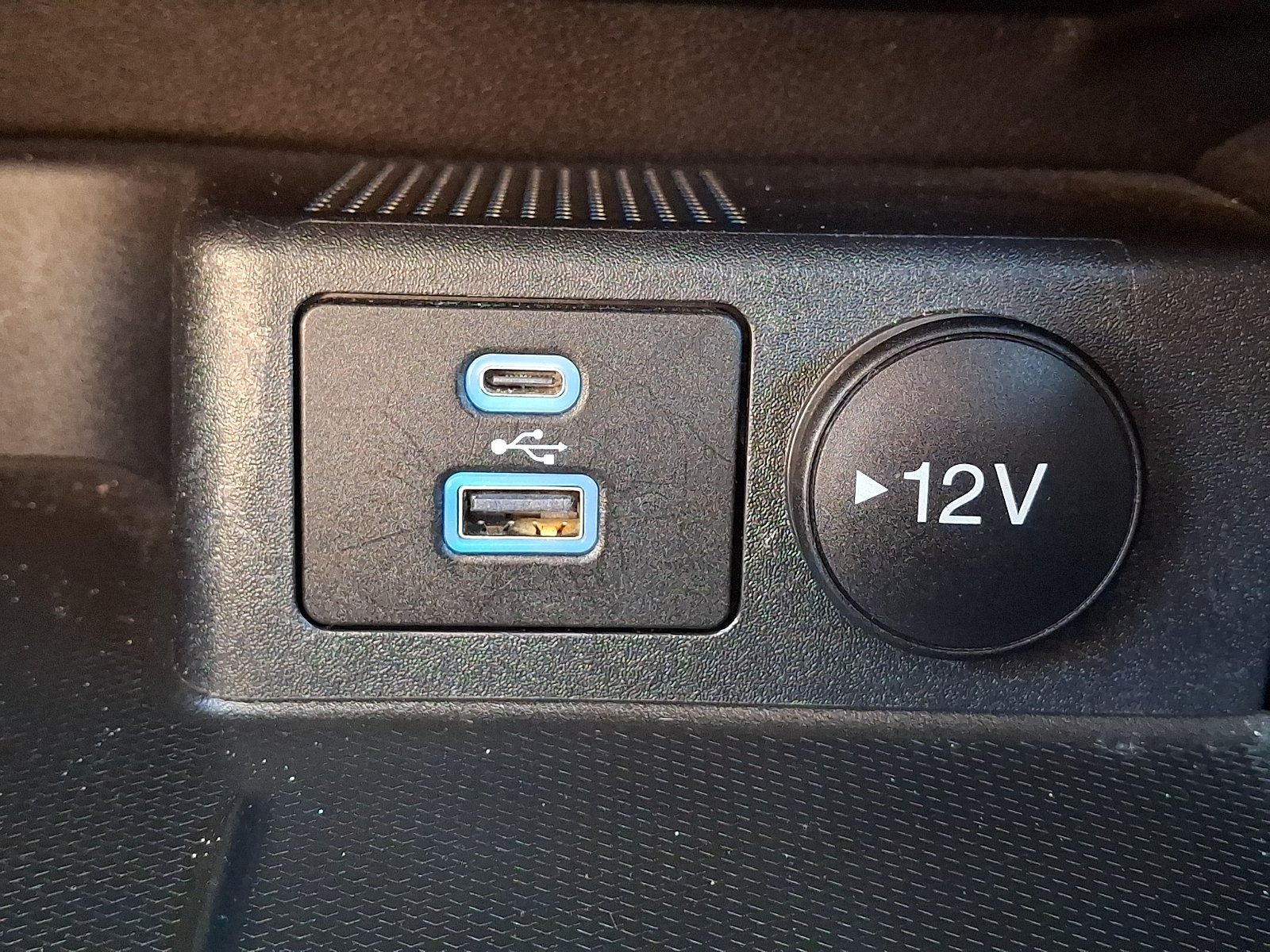 Used 2022 Agate Black Metallic - UM Ford SE image 22