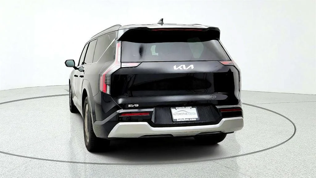 Used 2024 Aurora Black Pearl Kia Land AWD image 6
