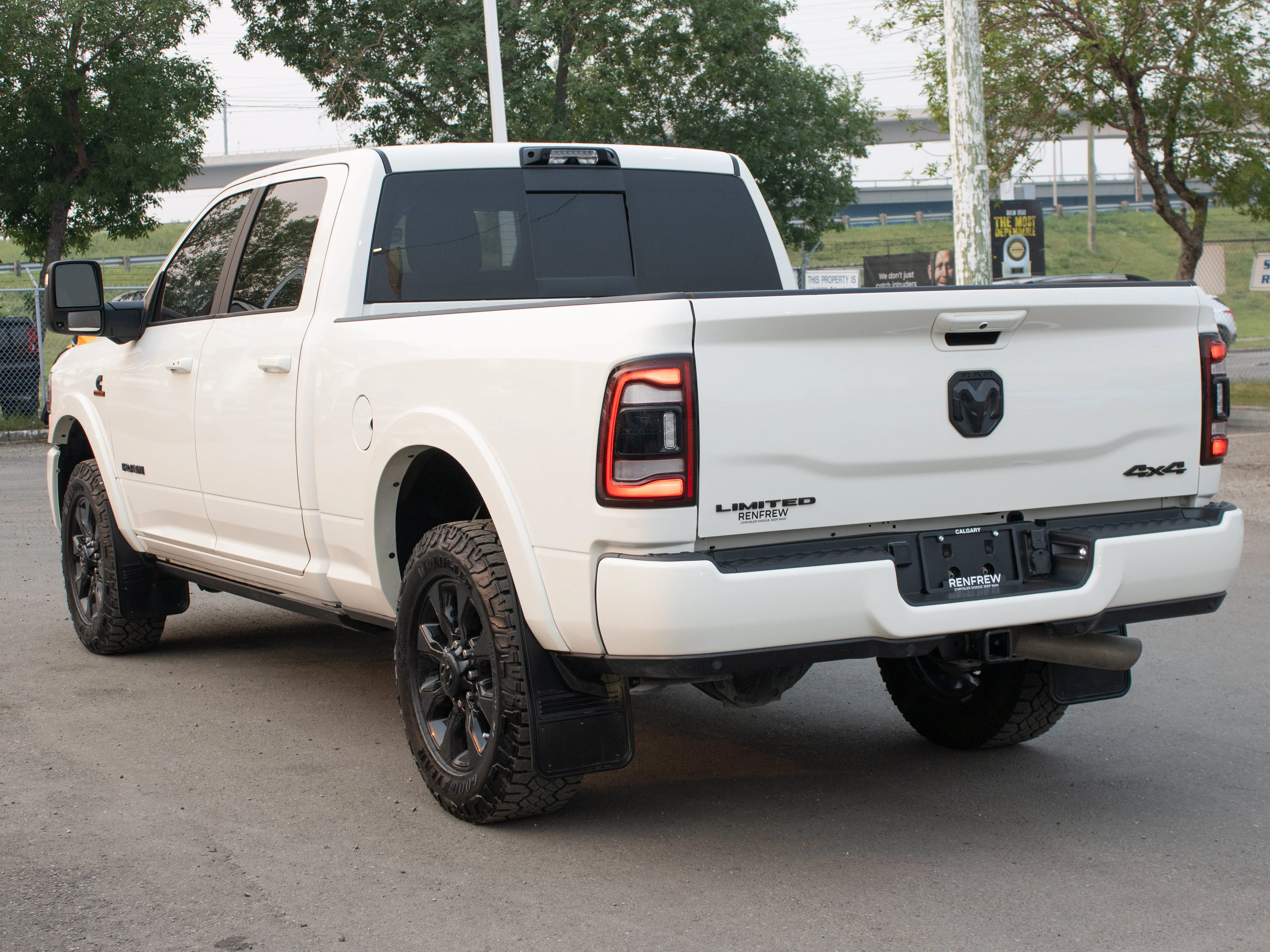 Used 2024 White RAM Limited* Night Edition 4x4 | 6.7L Cummins | Heated & Ventilated Seats | Sunroof | 5th Wheel Prep image 15