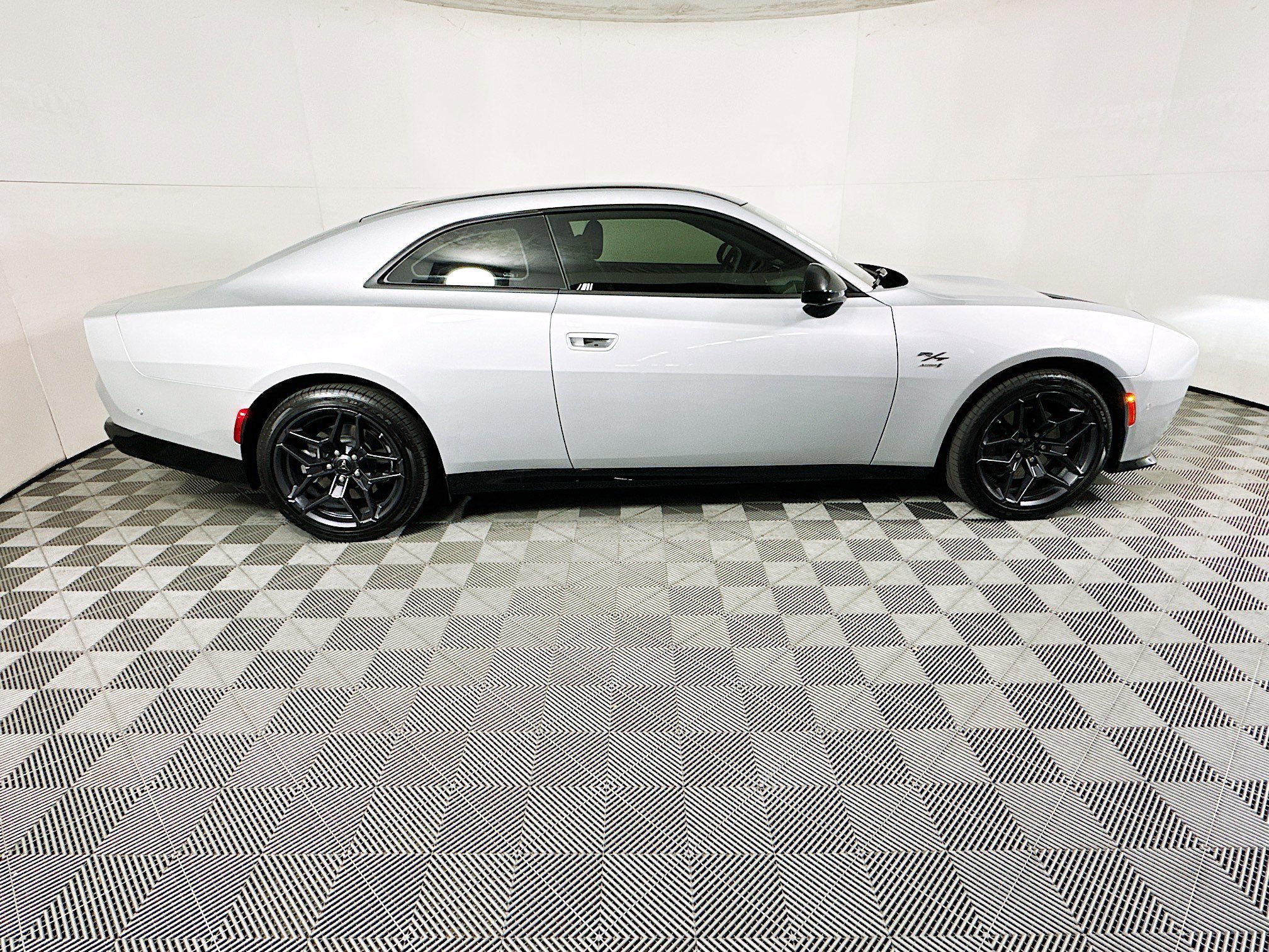 Used 2024 Dodge Charger Daytona R/T with VIN 2C3CDBCK2RR208415 for sale in Coconut Creek, FL