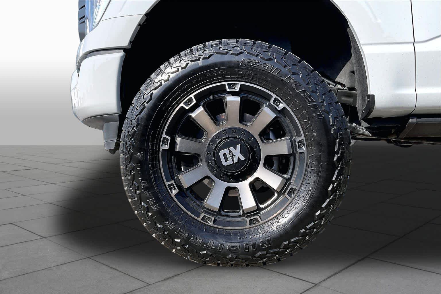 Used 2023 Avalanche Gray Ford XLT image 21