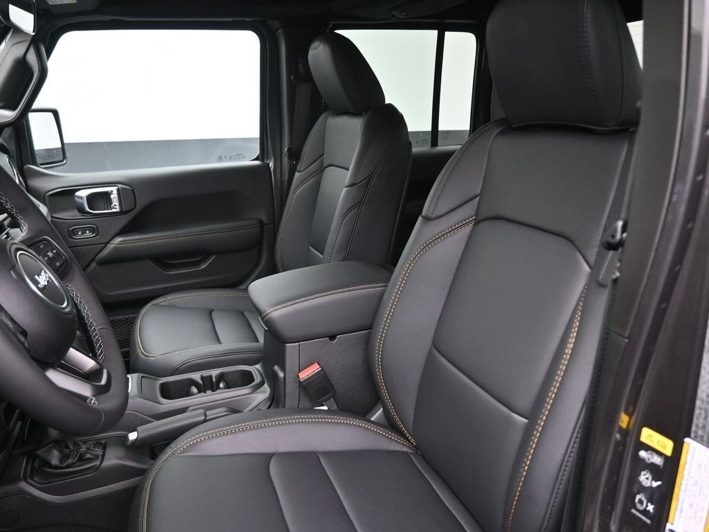 New 2026 Granite Crystal Metallic Clearcoat Jeep Sahara image 19