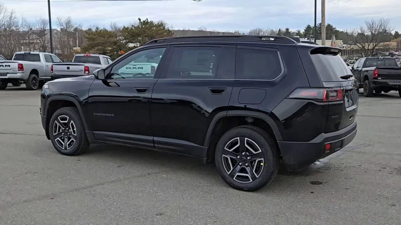 New 2026 Diamond Black Crystal Pearl-Coat Exterior Paint Jeep Laredo image 6