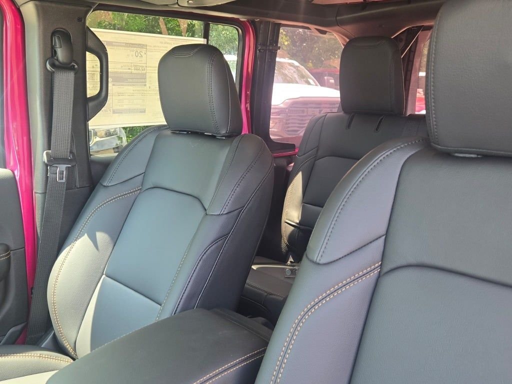 New 2026 Tuscadero Pearl-Coat Exterior Paint Jeep Sahara image 25