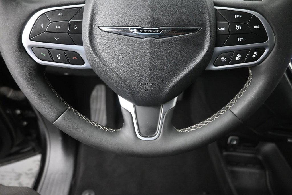 Used 2025 Black Chrysler Select image 16