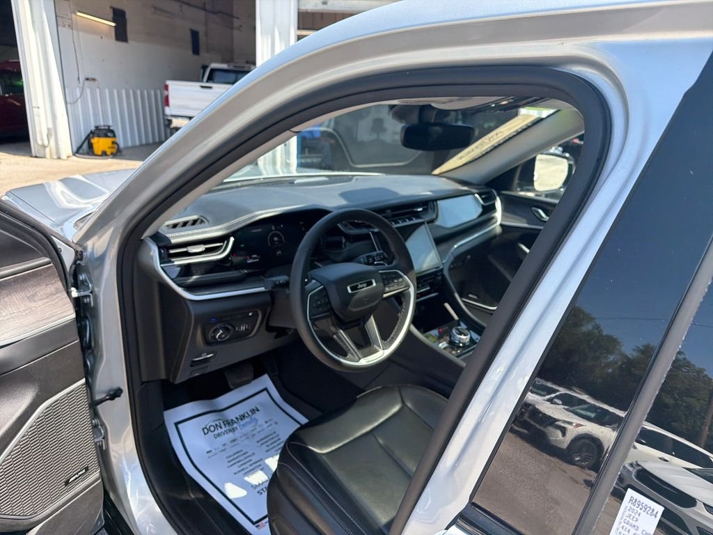 Used 2024 Silver Jeep 4xe image 17