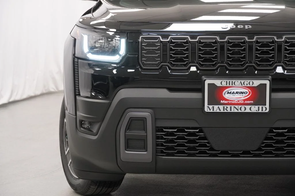 New 2026 Diamond Black Crystal Pearl-Coat Exterior Paint Jeep Limited image 6