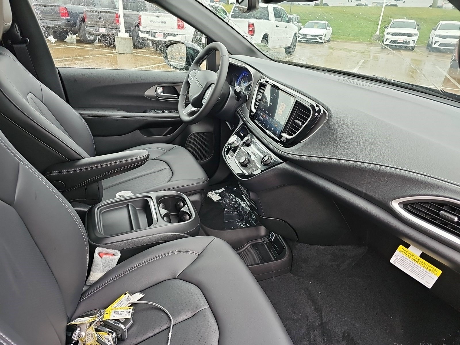 New 2027 Diamond Black Crystal Pearlcoat Chrysler Select image 9