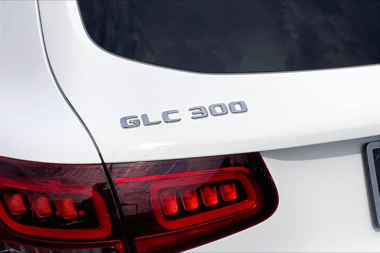 Used 2020 designo Diamond White Metallic Mercedes-Benz GLC 300 image 10