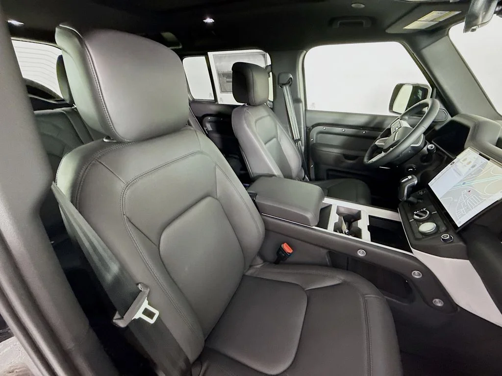 New 2026 Santorini Black Metallic Land Rover X-Dynamic SE image 27