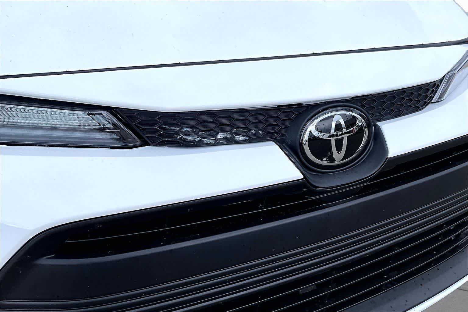 Used 2025 Ice Cap Toyota LE image 30