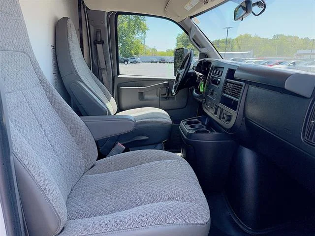 Used 2022 Summit White GMC Gas image 22