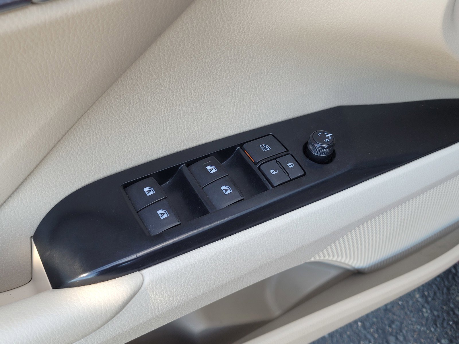 Used 2019 Red Toyota  image 18