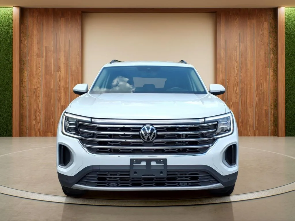 Used 2025  Volkswagen 2.0T SE w/Technology image 2