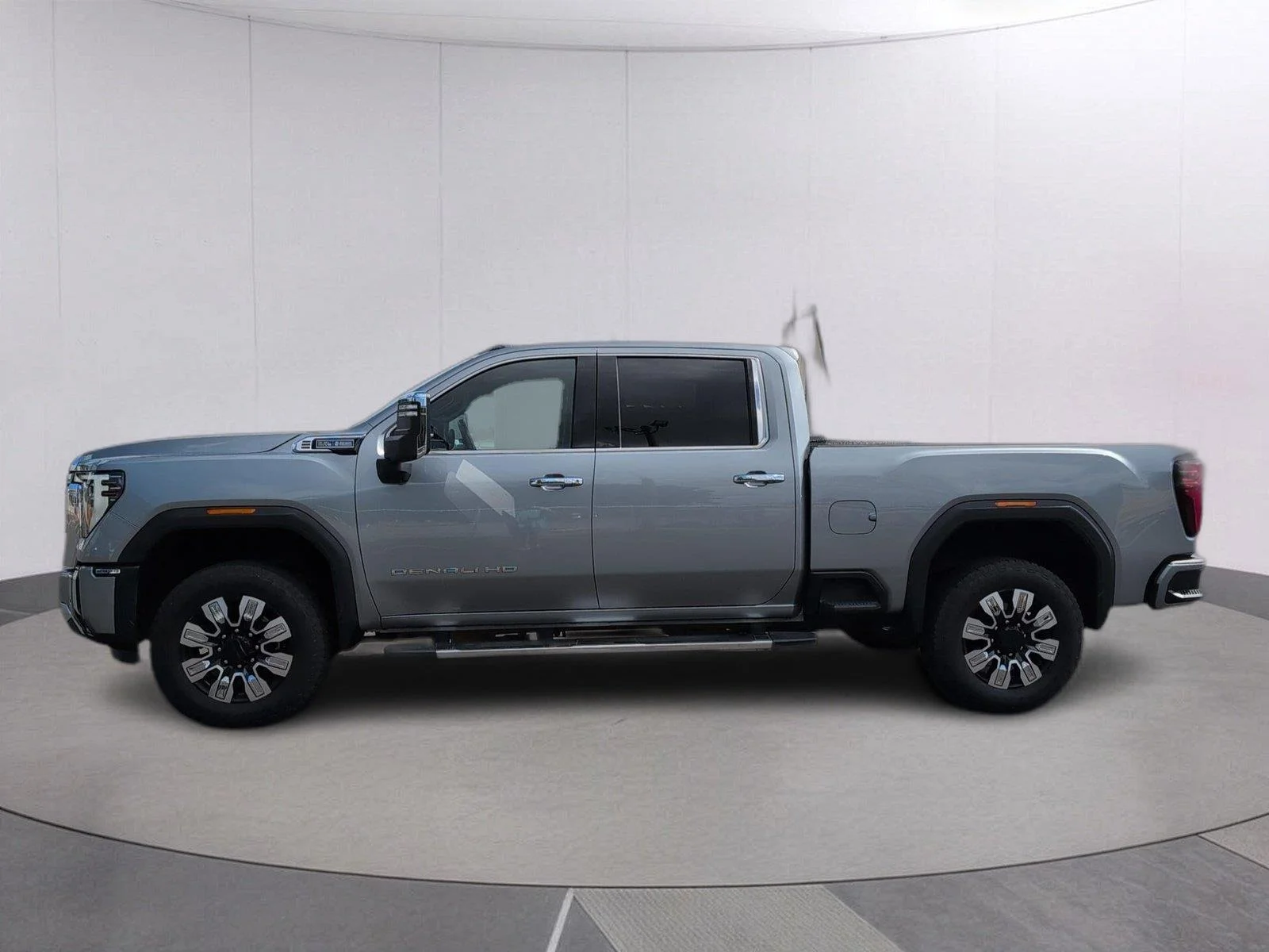 Used 2025 Sterling Metallic GMC Denali image 2