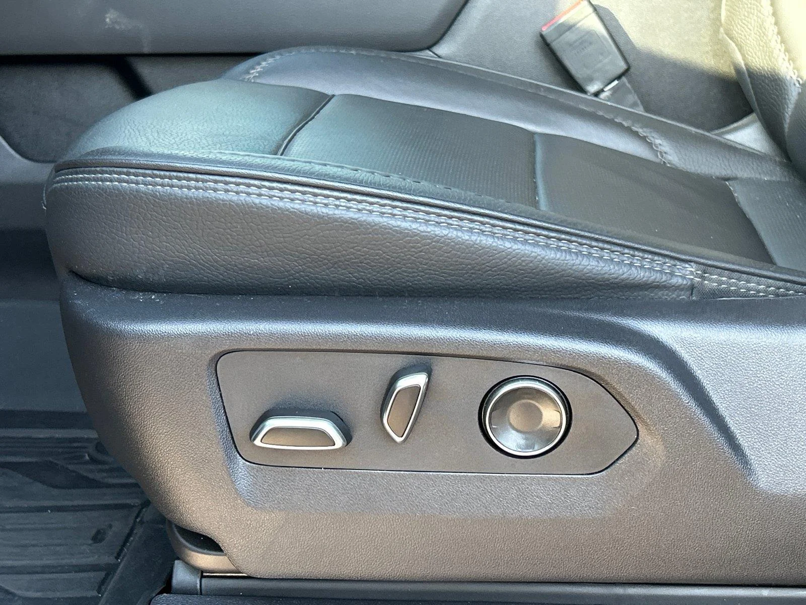 Used 2025 Downpour Metallic GMC Denali image 17