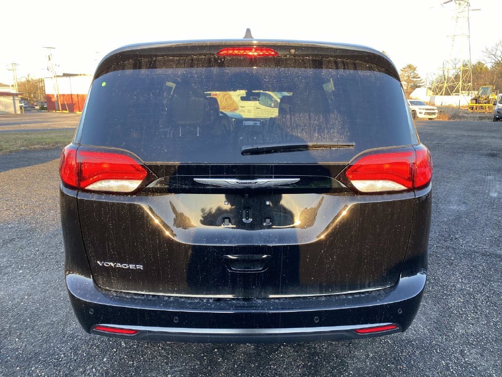 New 2026 Diamond Black Crystal Pearl-Coat Exterior Paint Chrysler LX image 4