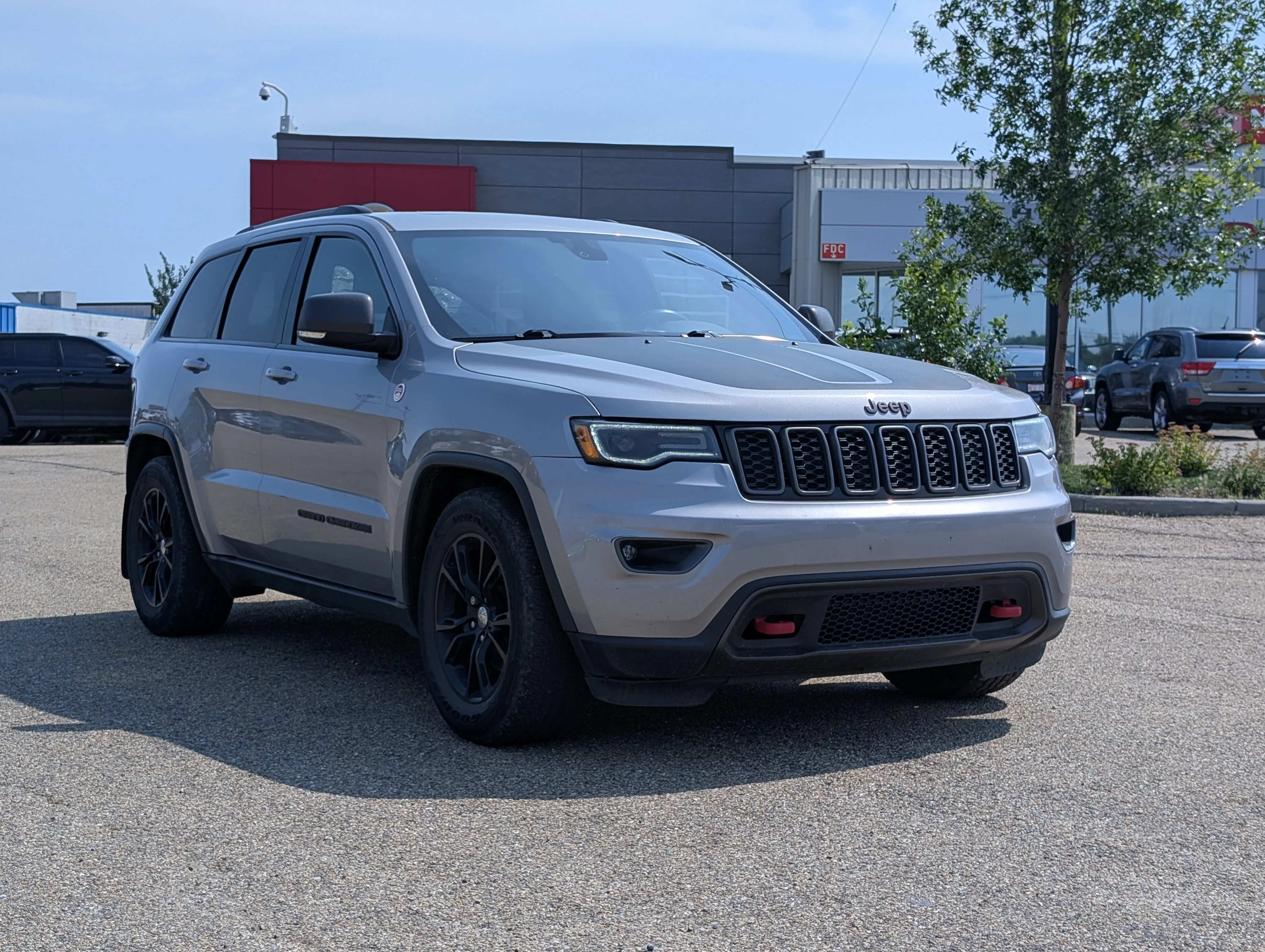Used 2017 Billet Metallic Jeep Trailhawk image 8