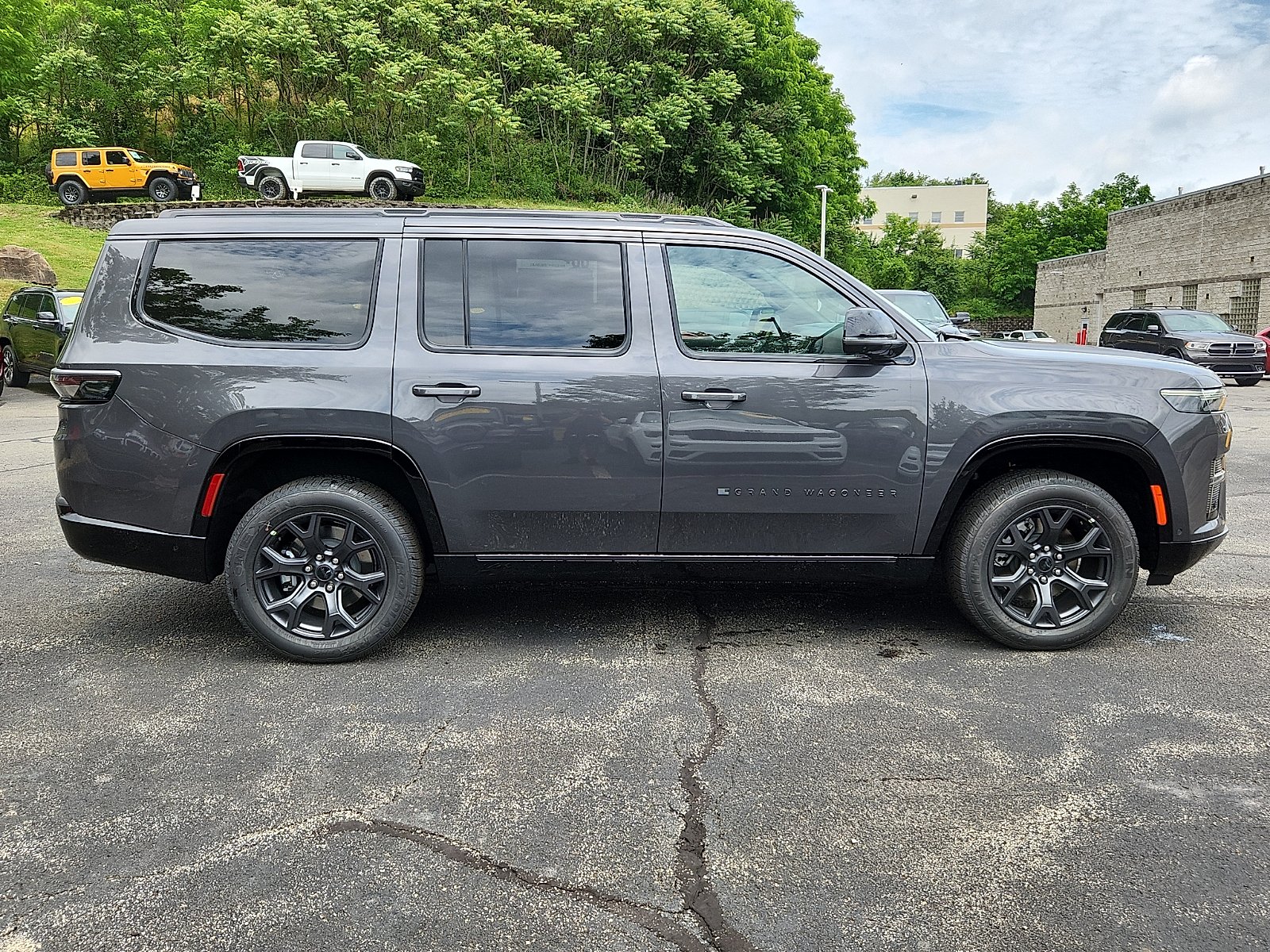 New 2026 Baltic-Gray Metallic Clear-Coat Exterior Paint Jeep Limited Altitude 4x4 image 7