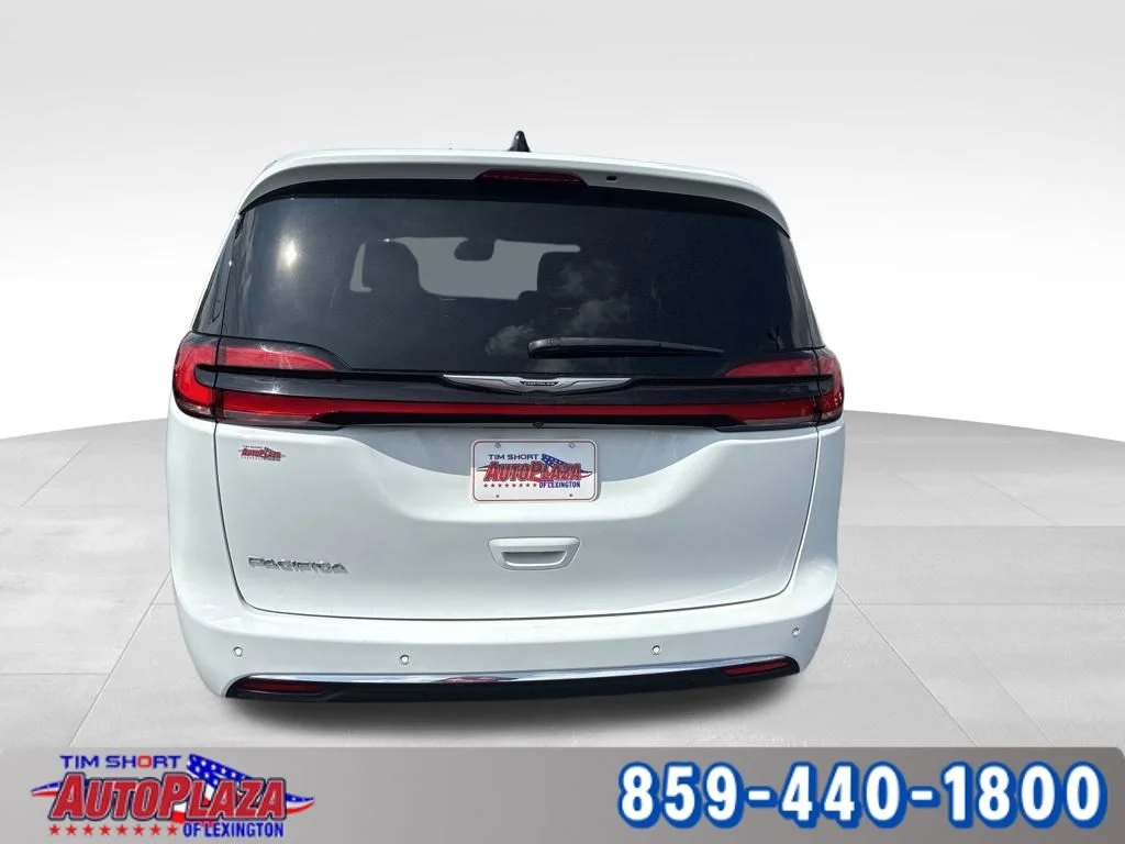 Used 2025 White Chrysler Select image 4