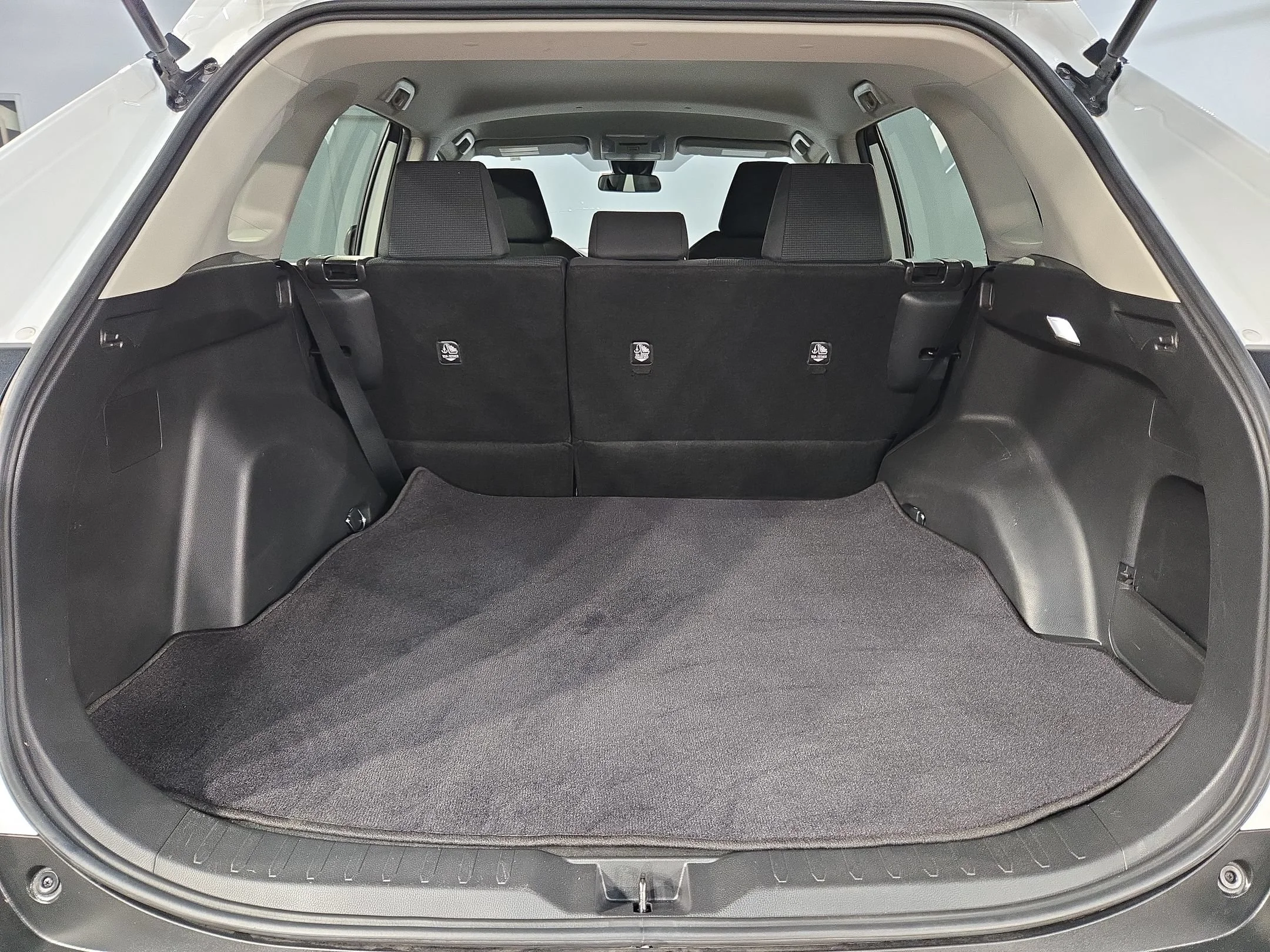 Used 2022 White Toyota LE image 18