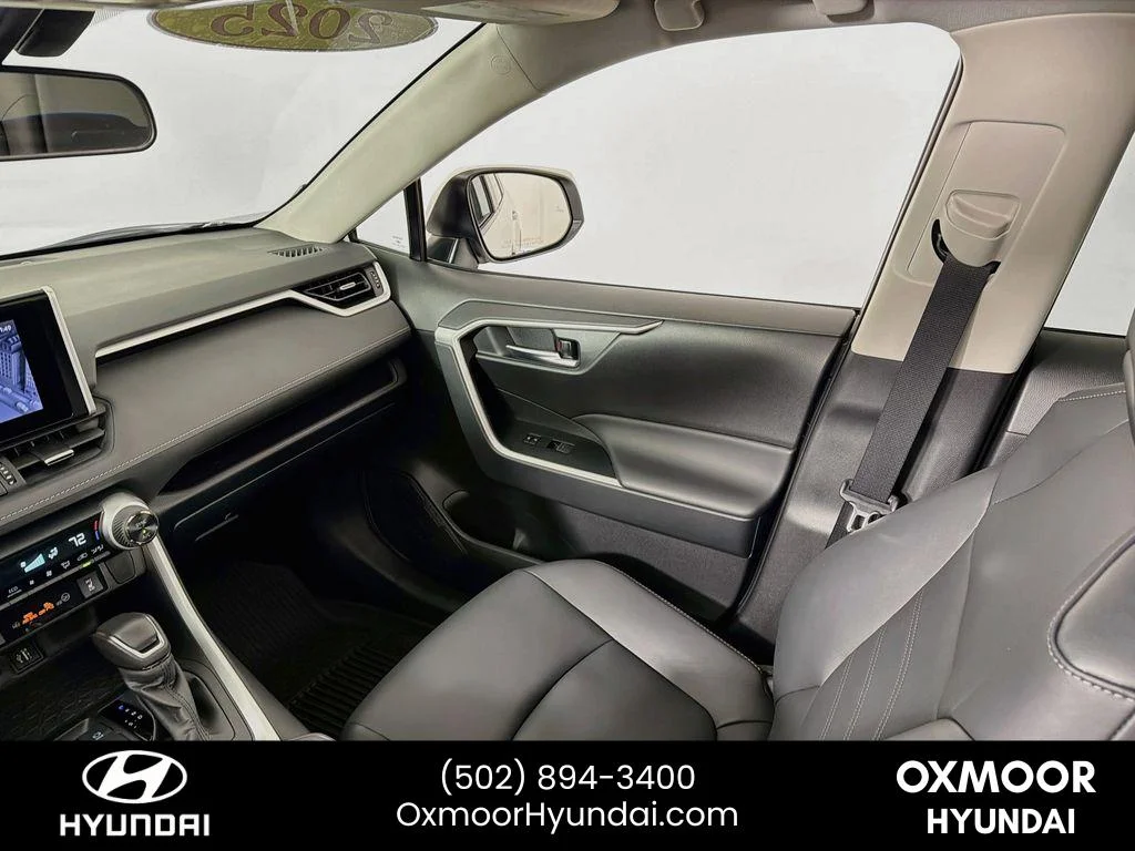 Used 2025 Wind Chill Pearl Toyota Hybrid XLE Premium image 24