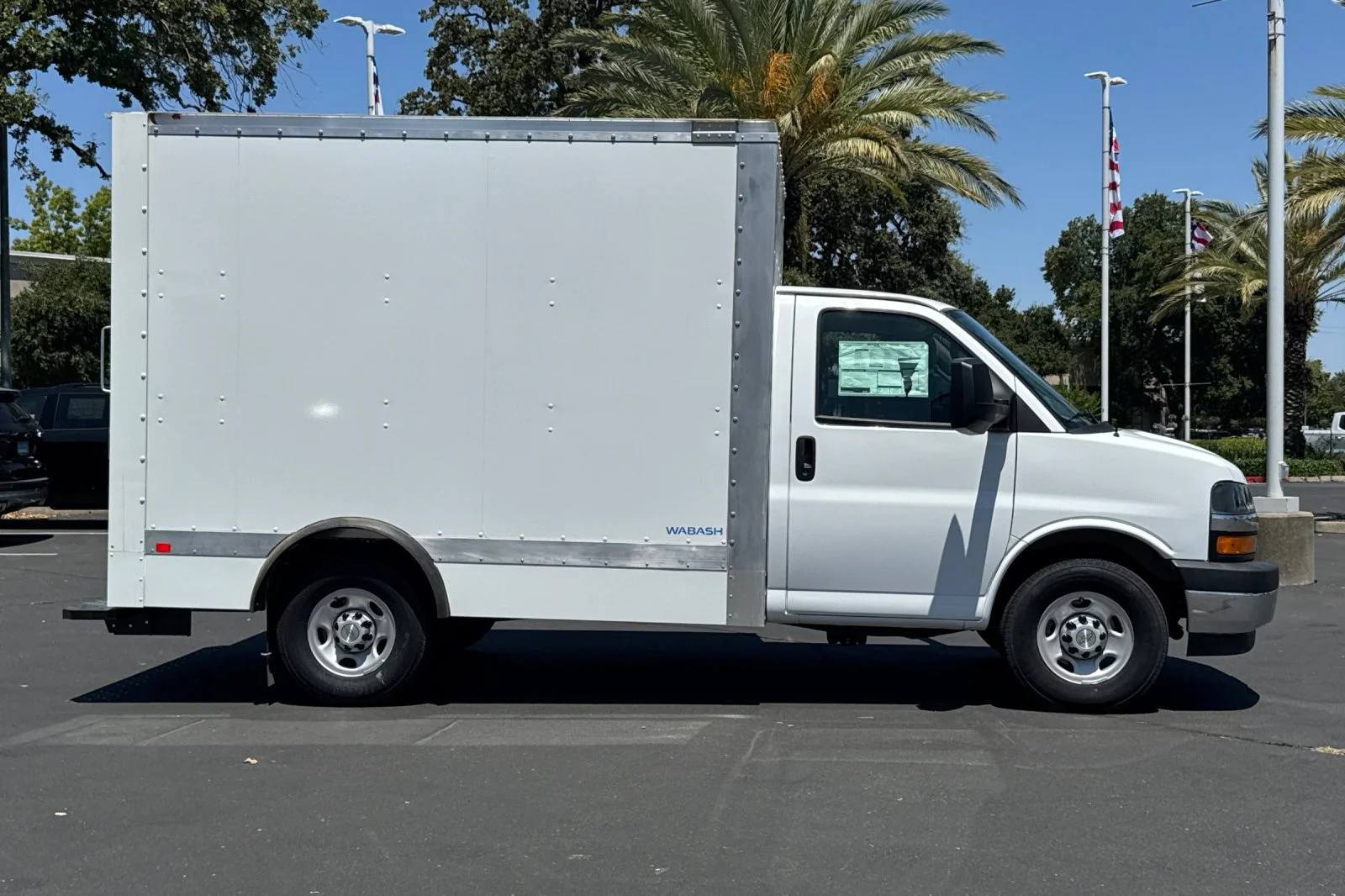 2025 Chevrolet Express Cutaway 3500 1WT view 2