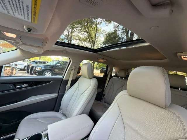 Used 2021 White Lincoln Reserve image 21