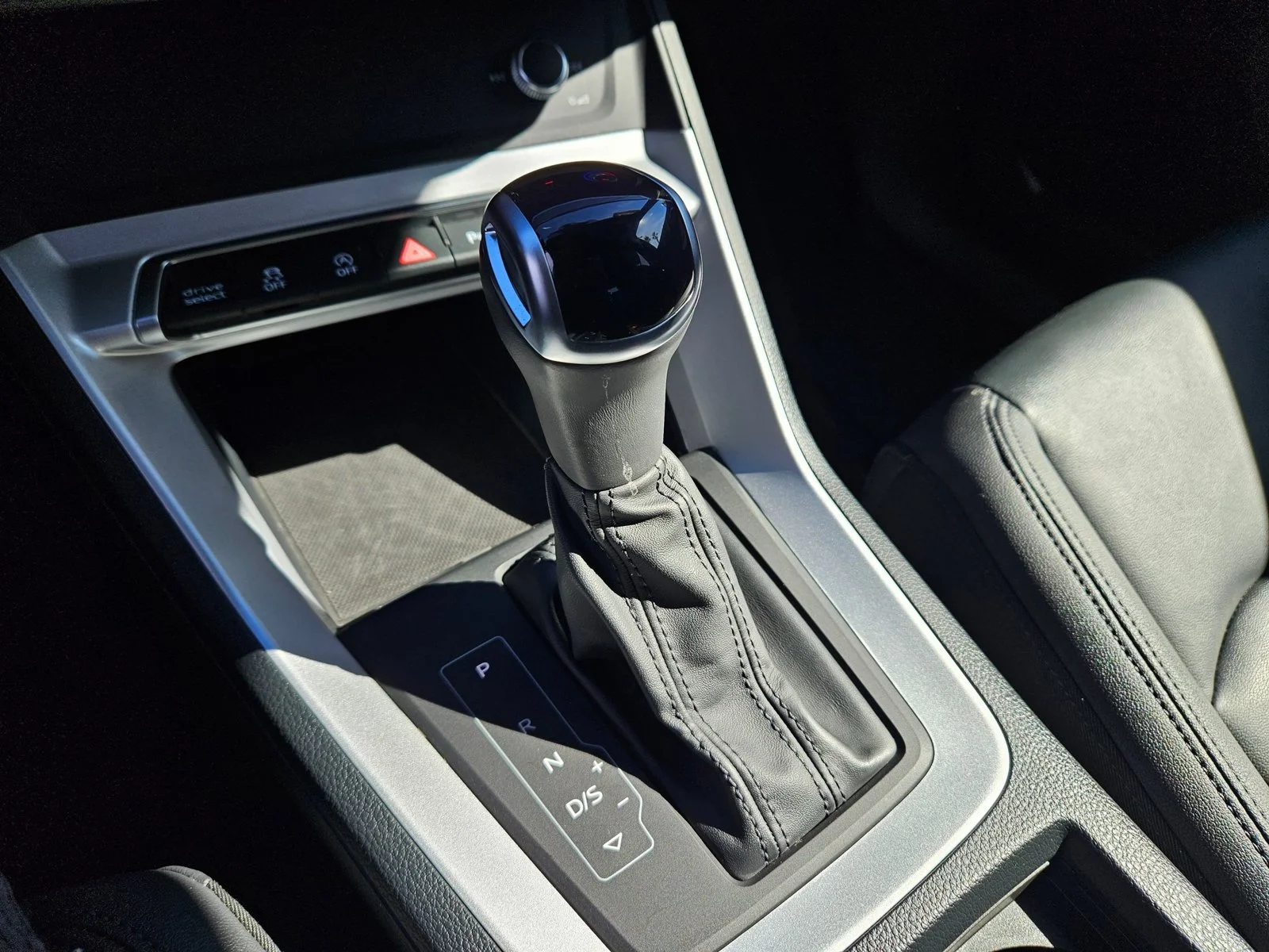 Used 2025 Glacier White Metallic Audi S line Premium image 13