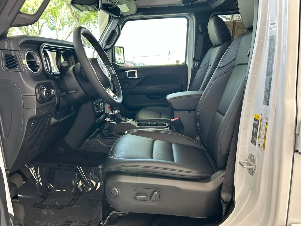 Used 2025 White Jeep Sahara image 6