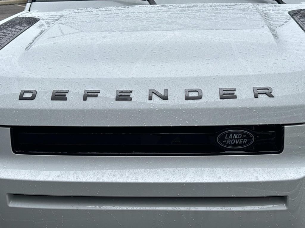 2026 Land Rover Defender V8 - Photo 9