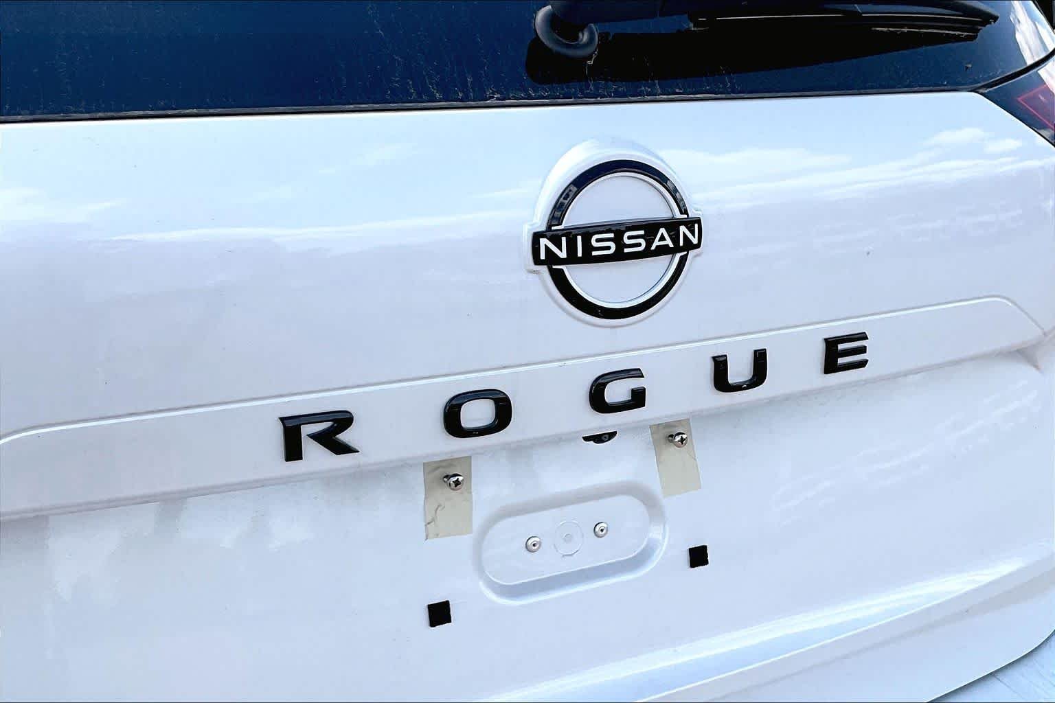 New 2026 Everest White Pearl TriCoat Nissan Dark Armor image 8
