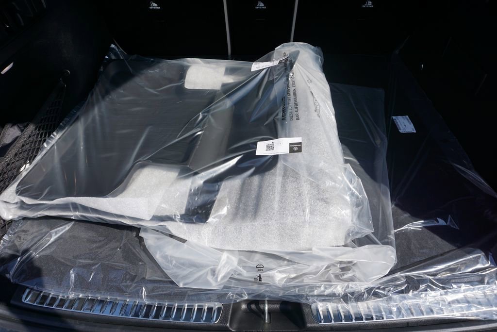 New 2026 Graphite Grey Metallic Mercedes-Benz GLC 300 image 41