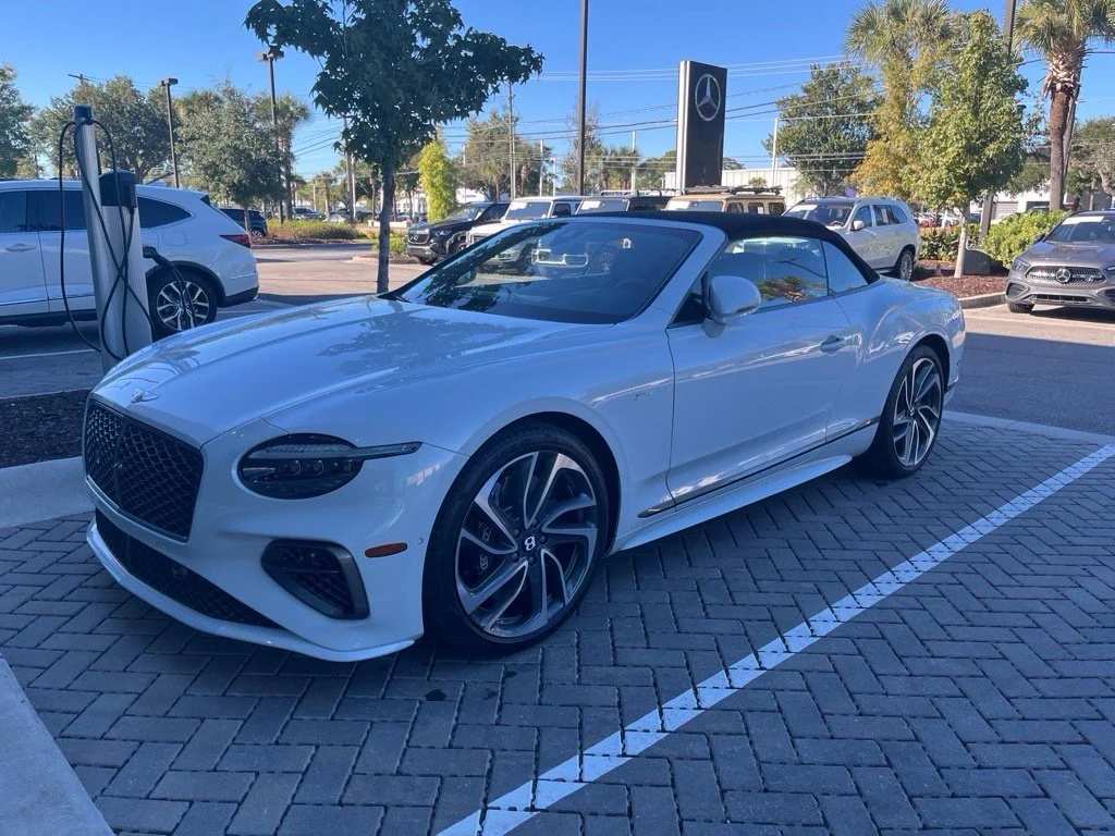 Used 2025  Bentley Speed image 2