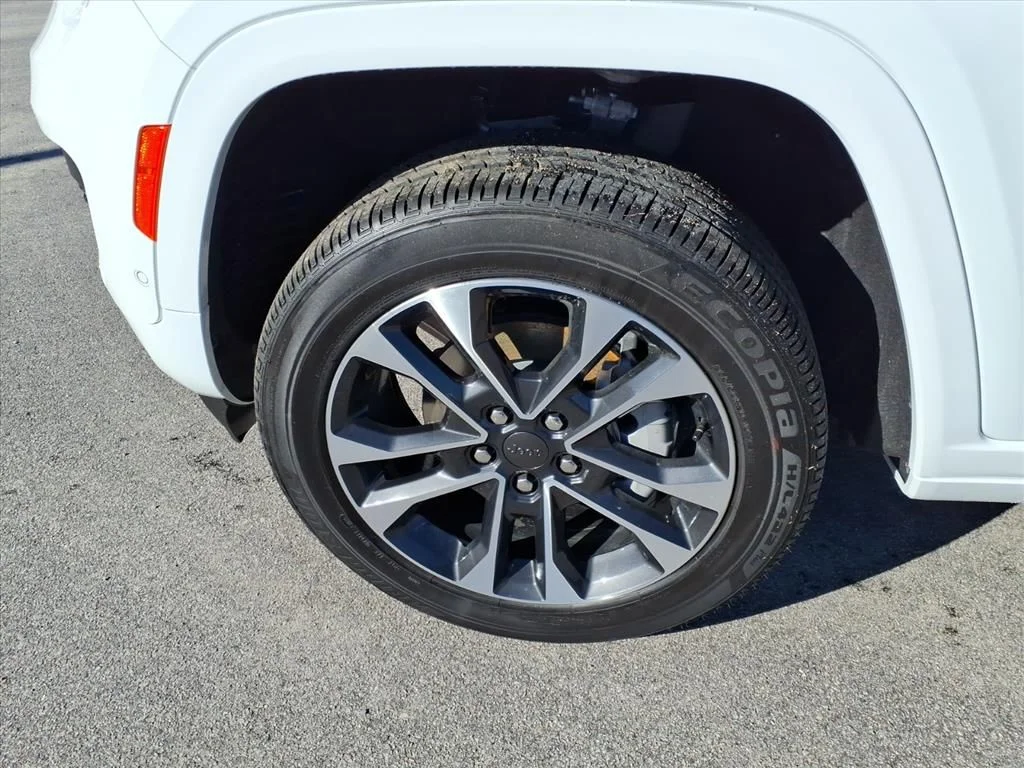 New 2025 Bright White Clear-Coat Exterior Paint Jeep Overland image 4