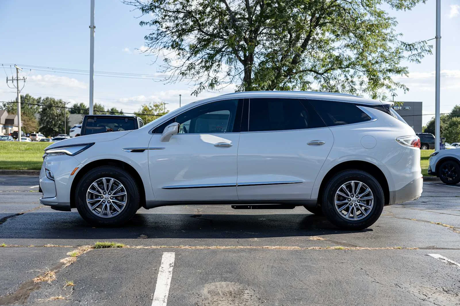 Used 2024 White Frost Tricoat Buick Essence image 3