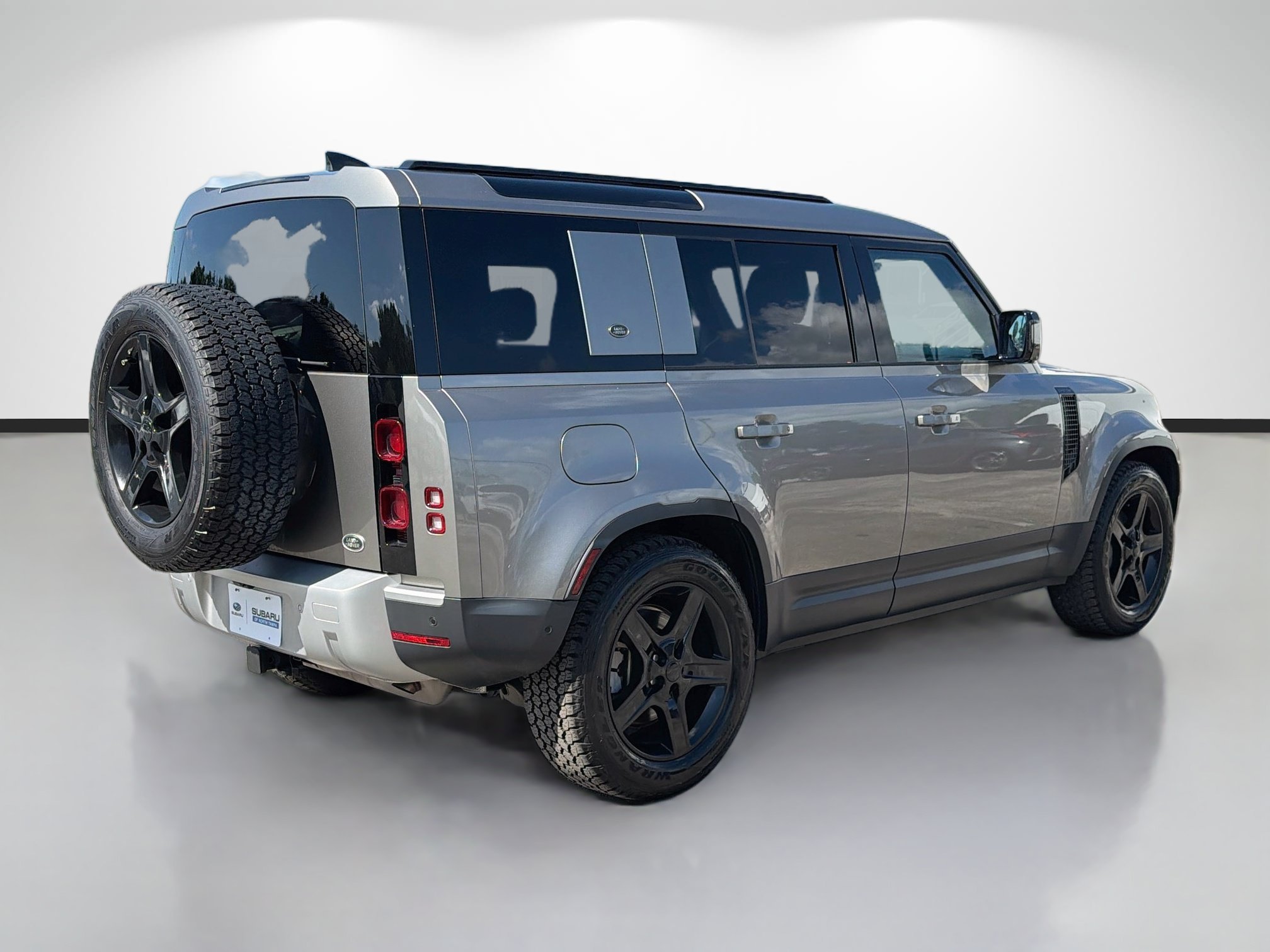 Used 2023 Silicon Silver Premium Metallic Land Rover SE image 3