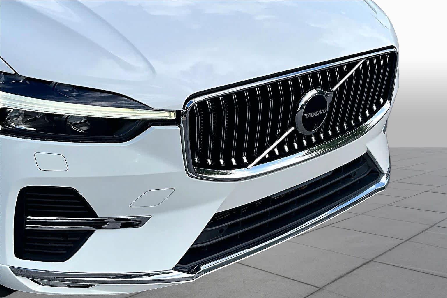 Used 2023 Crystal White Metallic Volvo Plus Bright Theme image 31