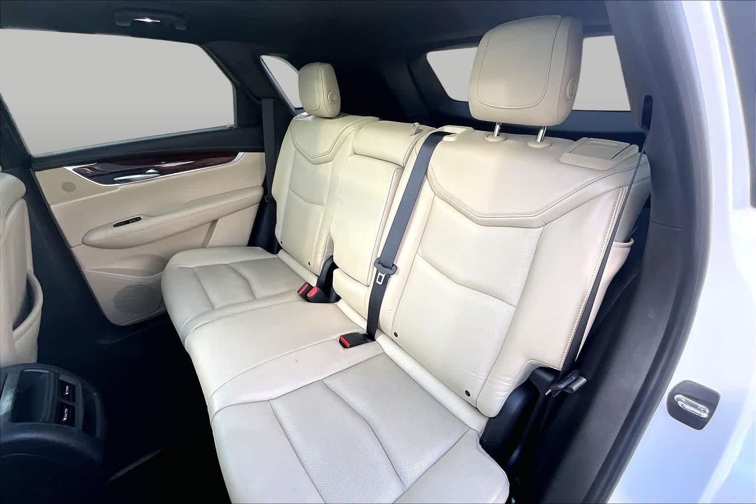 Used 2017 Crystal White Tricoat Cadillac Luxury FWD image 18