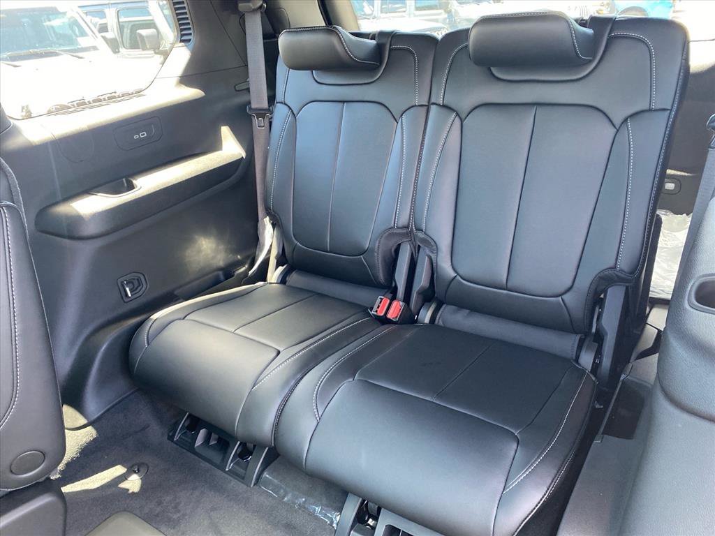 New 2026 Diamond Black Crystal Pearl-Coat Exterior Paint Jeep Limited image 17