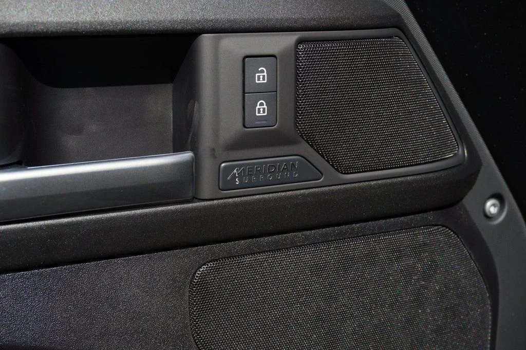 New 2026 Santorini Black Land Rover V8 image 12