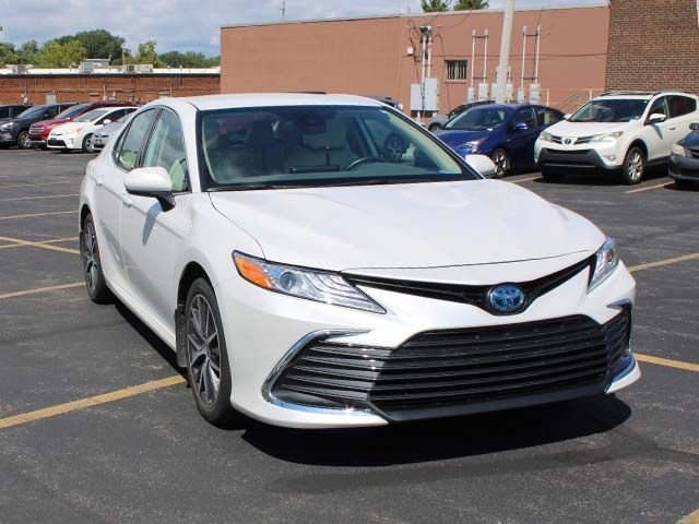 Certified Used 2024 Pearl Toyota XLE image 4